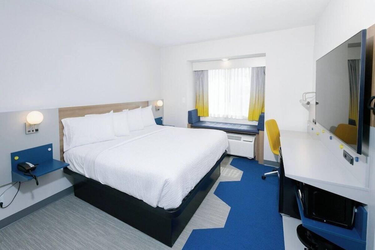 Premium bedding, desk, iron/ironing board, free cribs/infant beds