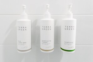 Combined shower/tub, free toiletries, hair dryer, towels