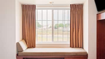 Premium bedding, desk, iron/ironing board, free cots/infant beds