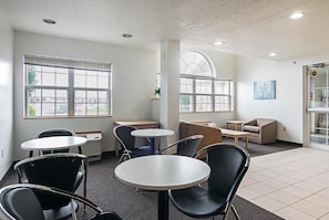 Lobby sitting area - Motel 6 Sycamore, IL (Sycamore)