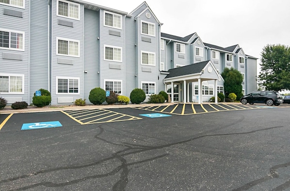 Property entrance - Motel 6 Sycamore, IL (Sycamore)