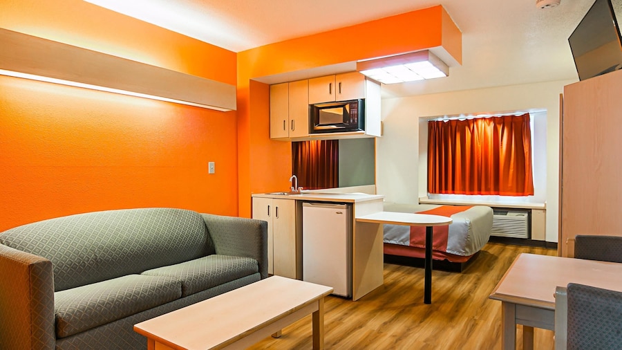 Motel 6 Sycamore, IL