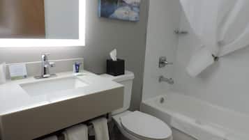 Ensemble douche/baignoire, articles de toilette gratuits