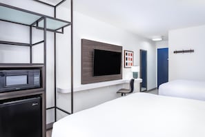 Escritorio, espacio para trabajar con laptop y cortinas blackout