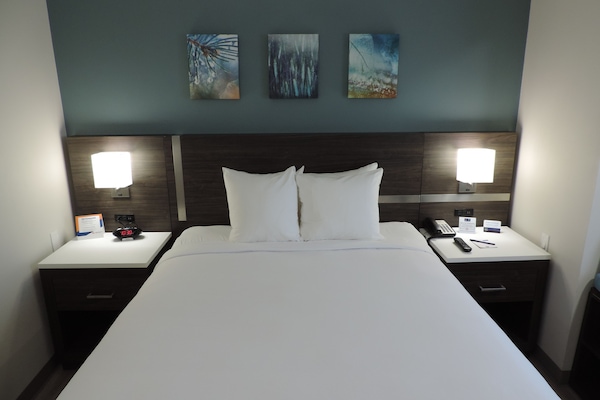 Escritorio, espacio para trabajar con laptop y cortinas blackout