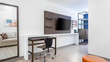 ๋ฃธ, ํน์ฌ์ด์ฆ์นจ๋ 1๊ฐ ๋ฐ ์ํ๋ฒ ๋ | ์ฑ
์, ๋
ธํธ๋ถ ์์
๊ณต๊ฐ, ์๋ง ์ปคํผ, ๋ฌด๋ฃ WiFi