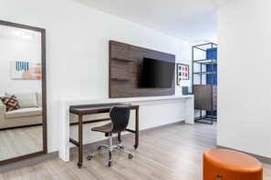 客房, 1 張特大雙人床及 1 張梳化床 | 書桌、手提電腦工作空間、遮光窗簾/窗簾、免費 Wi-Fi