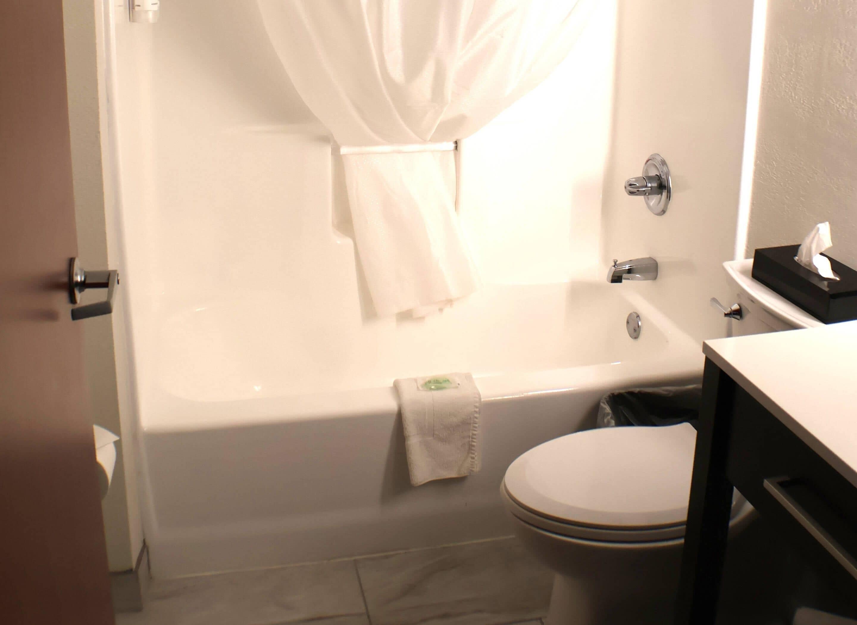 Une salle de bain avec une baignoire, des toilettes et un lavabo.