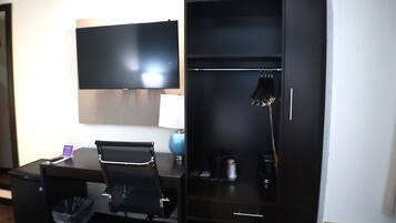 1 bedroom, pillow-top beds, desk, free WiFi