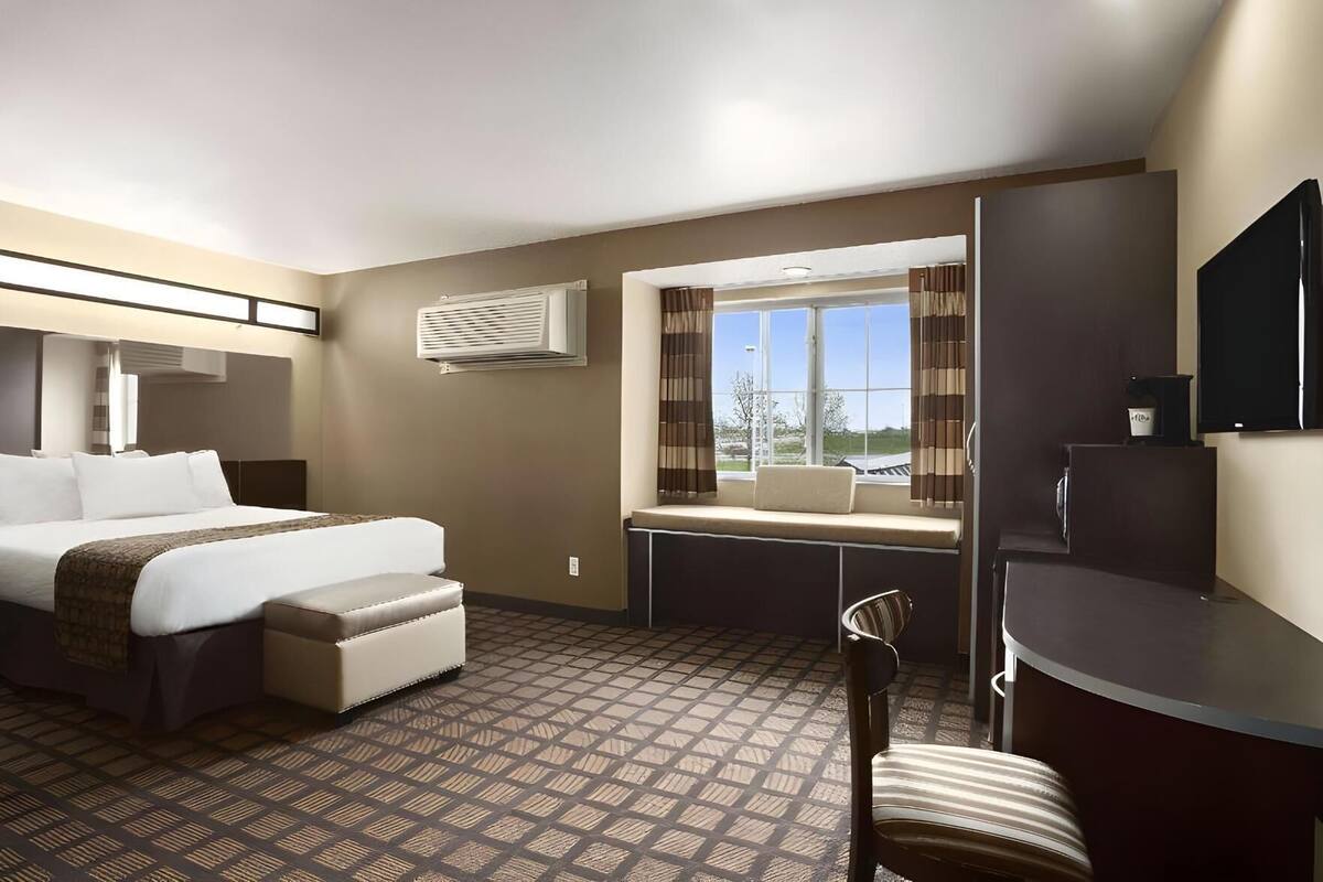 1 bedroom, pillowtop beds, desk, WiFi (free)