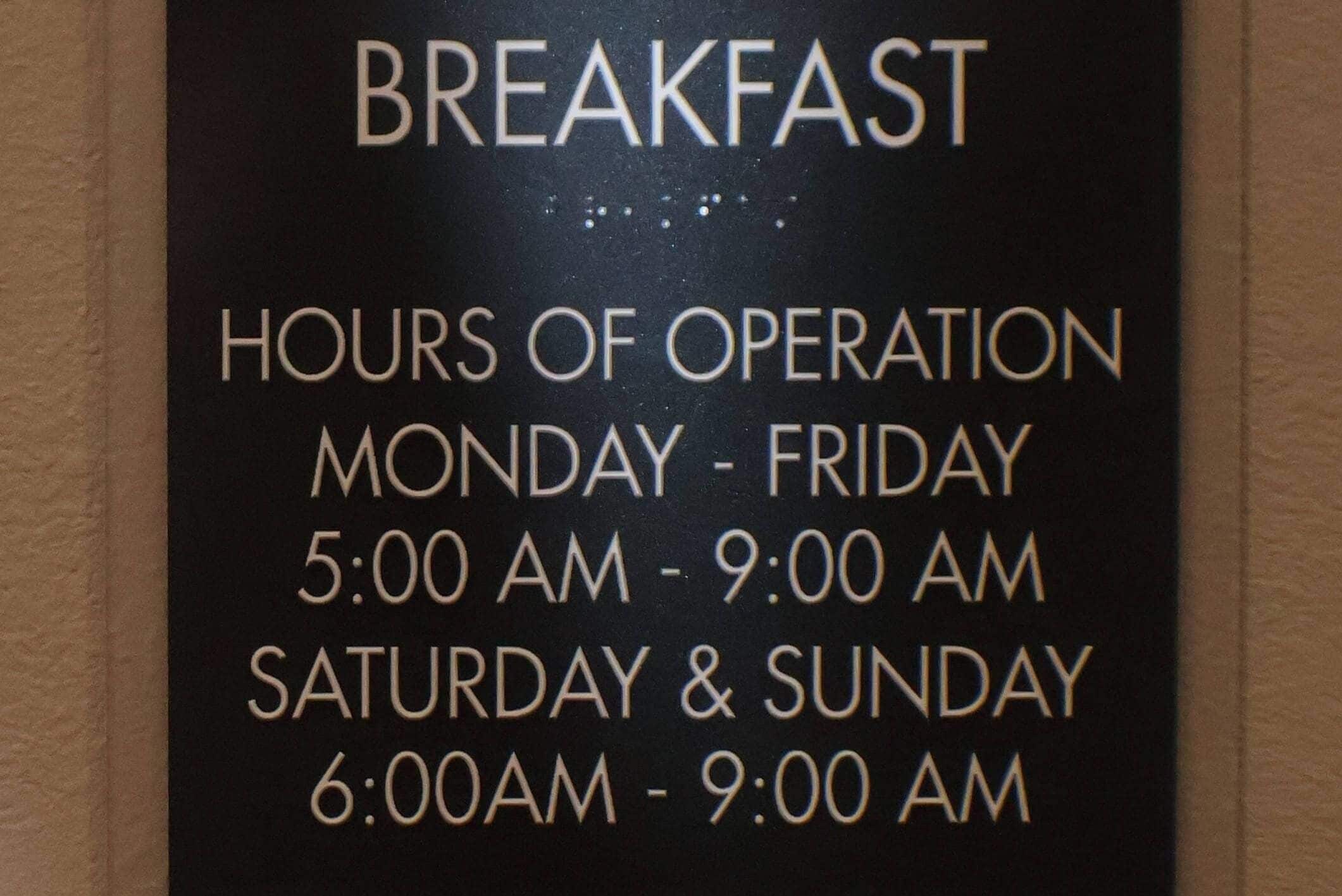 Un panneau indiquant les heures de service du petit-déjeuner.