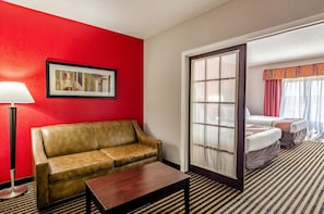 Escritorio, cortinas blackout y tabla de planchar con plancha