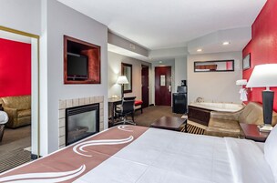 Escritorio, cortinas blackout y tabla de planchar con plancha 