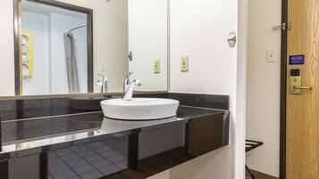 Combined shower/tub, towels