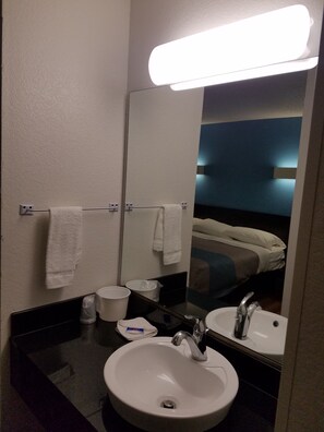 Combined shower/bathtub, towels - Motel 6 Indianapolis, IN - Southport (Indianapolis)