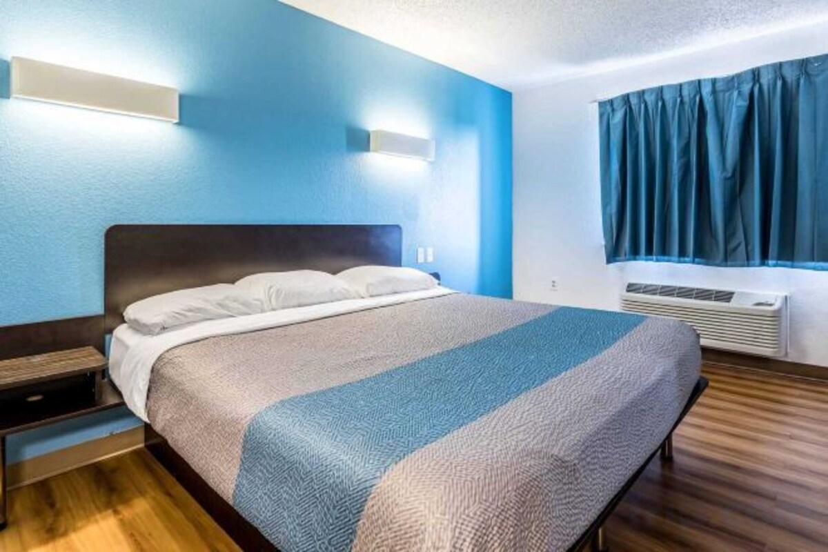 Cribs (free), rollaway beds (surcharge), WiFi (free), bed sheets