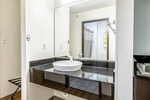 Combined shower/bathtub, towels