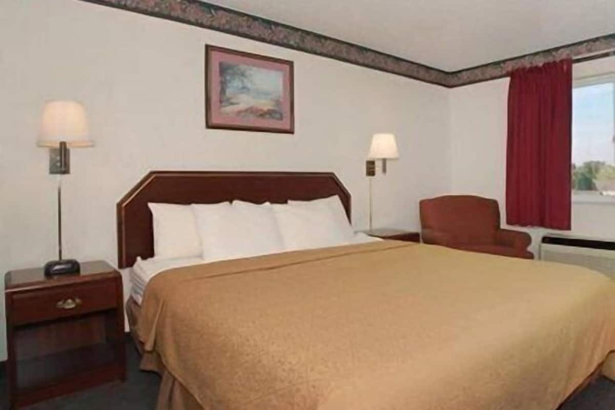 Free cots/infant beds, rollaway beds, free WiFi, bed sheets