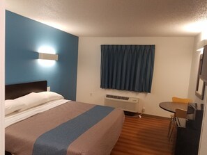 Free cots/infant beds, rollaway beds, free WiFi, bed sheets - Motel 6 Indianapolis, IN - Southport (Indianapolis)