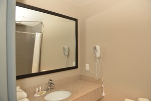 Towels - Super 8 by Wyndham San Diego/Imperial Beach (San Diego)