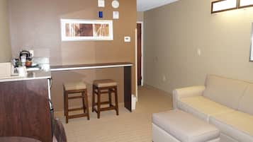 Studio Suite, 1 Queen Bed, Accessible, Non Smoking | In-room safe, iron/ironing board, free cribs/infant beds, free WiFi