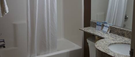 Un baño con bañera, inodoro y lavamanos.