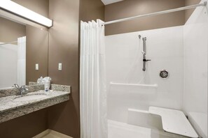 Ensemble douche/baignoire, articles de toilette gratuits, sèche-cheveux