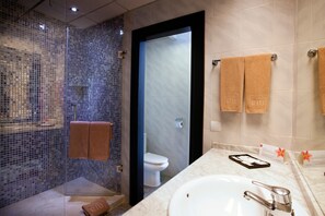 Suite Junior, balcon, vue sur la mer | Salle de bain | Articles de toilette écologiques, séchoir à cheveux, bidet