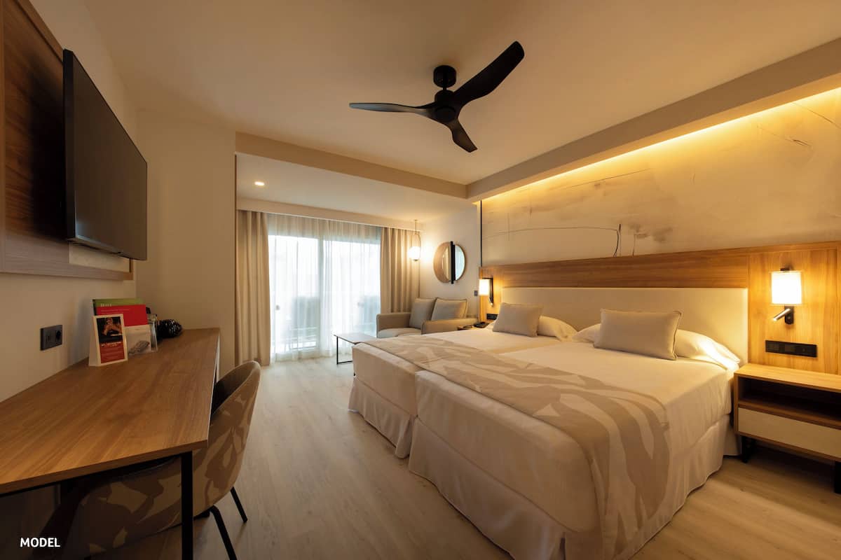 迷你吧、客房内保险箱、免费 WiFi、床单