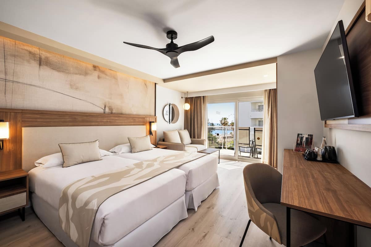 Chambre Double, balcon, vue partielle sur la mer