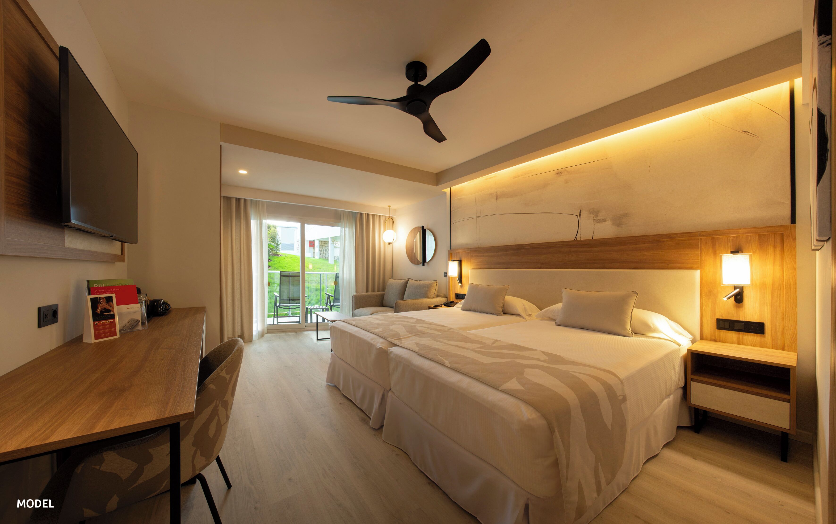 Minibar, caja de seguridad en la habitación, wifi gratis y ropa de cama 