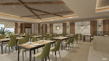 2 restaurants, serveren ontbijt