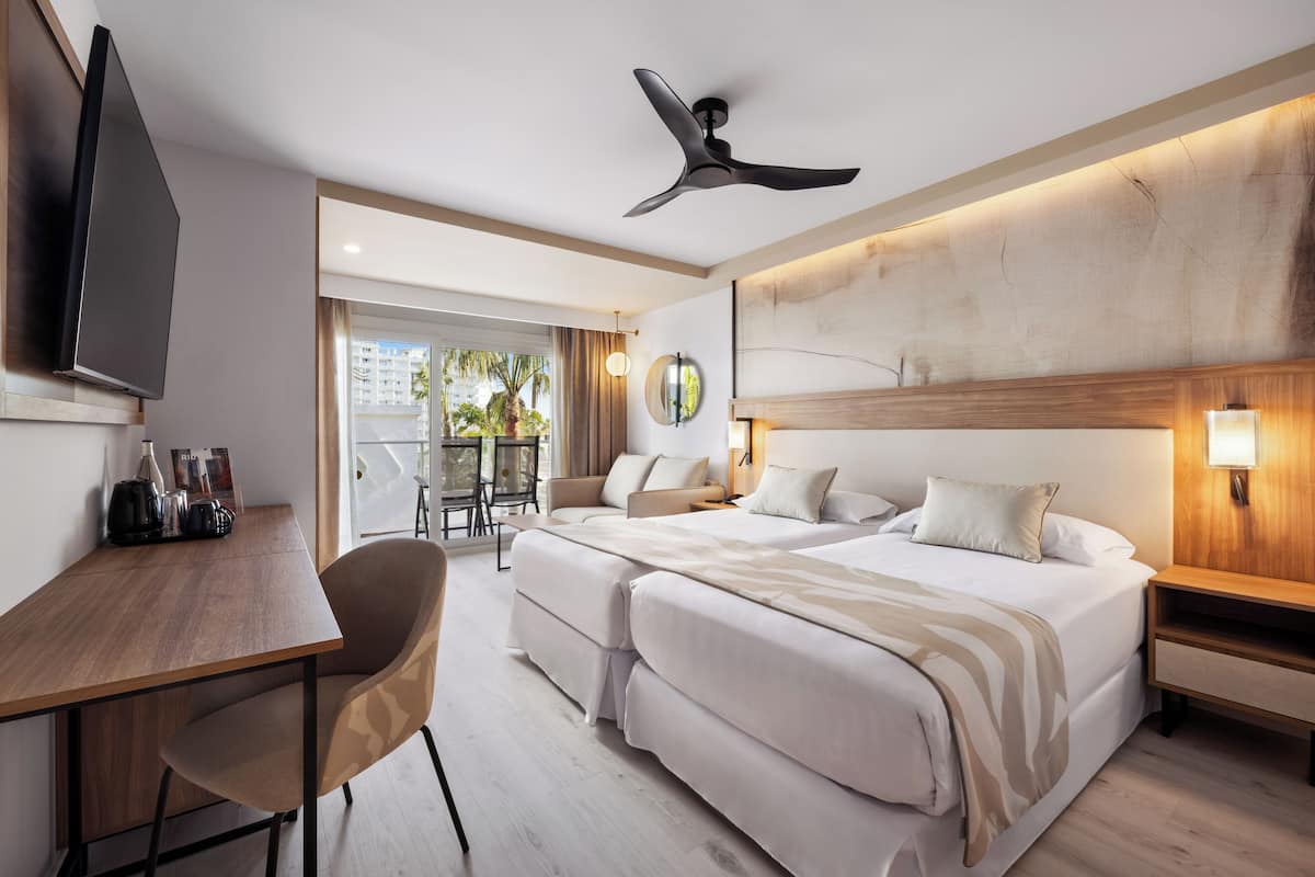 Chambre Double, balcon, vue partielle sur la mer