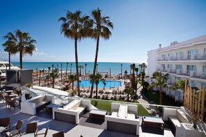 Piscine couverte, piscine extérieure, parasols de plage, chaises longues
