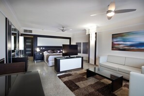 Junior-Suite, Balkon, Meerblick | Minibar, kostenloses WLAN, Bettwäsche