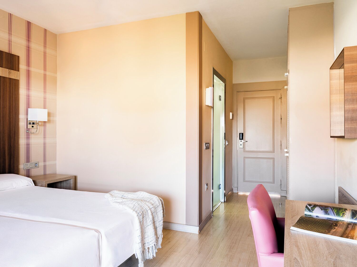 Minibar, desk, soundproofing, free WiFi