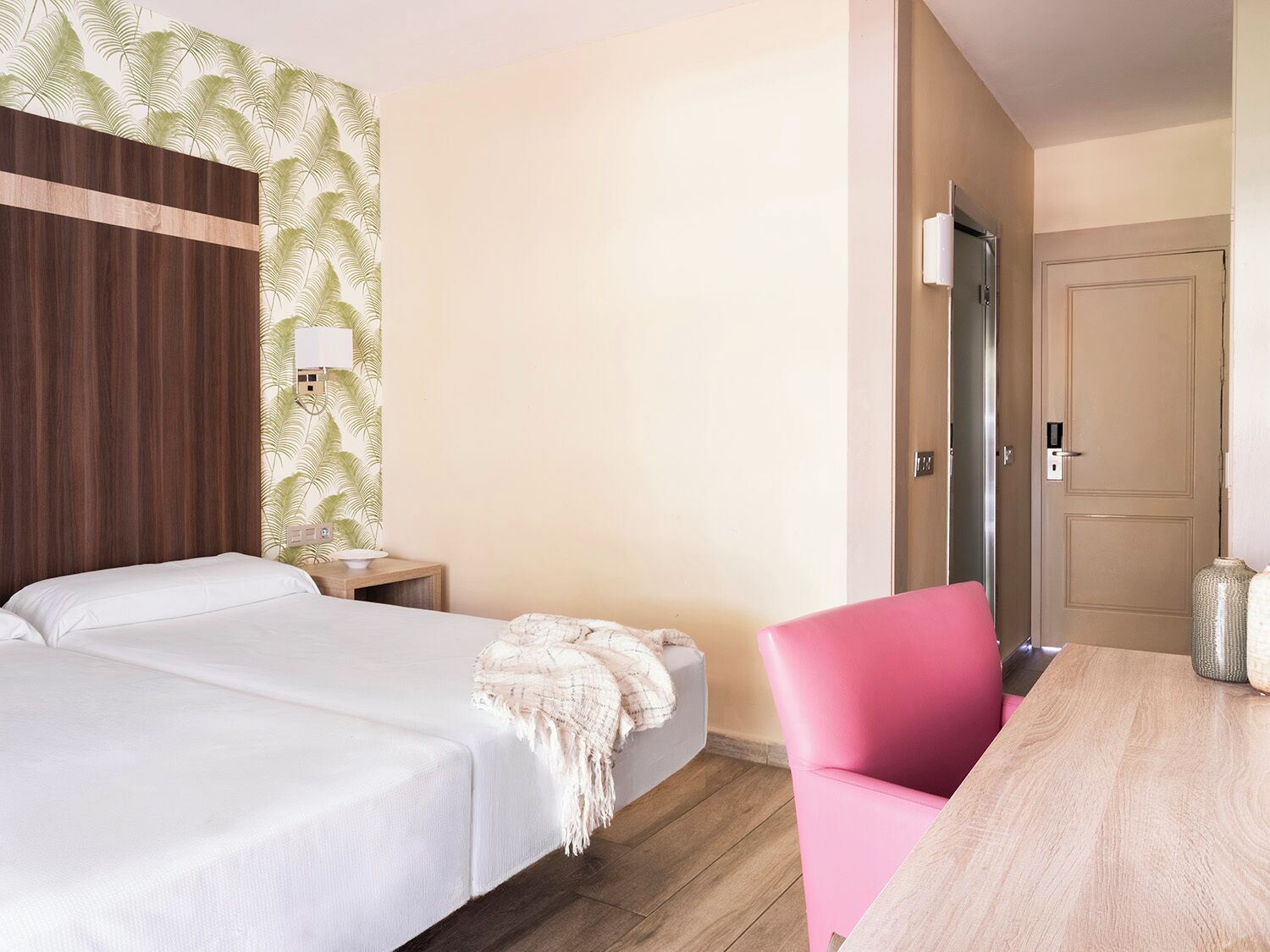 Minibar, desk, soundproofing, free WiFi