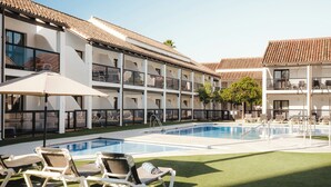 Outdoor pool, pool umbrellas, sun loungers - Hotel Ona Diana Park (Estepona)