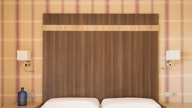 A double bed with a wooden headboard in a hotel room. - Hotel Ona Diana Park (Estepona)