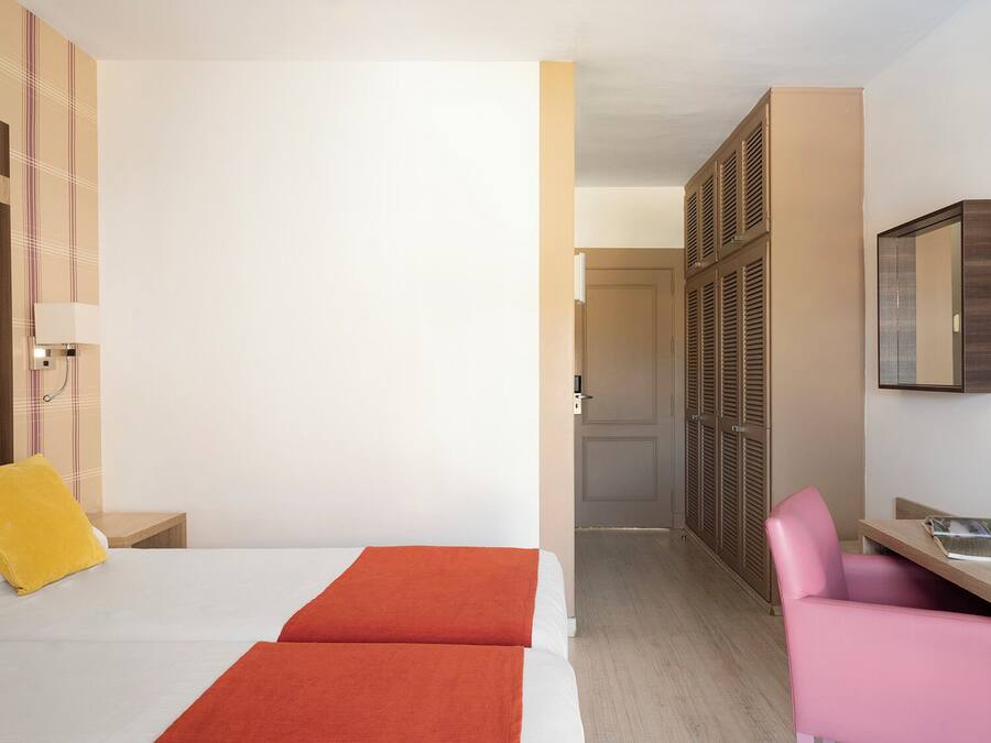 Minibar, desk, soundproofing, WiFi (free)