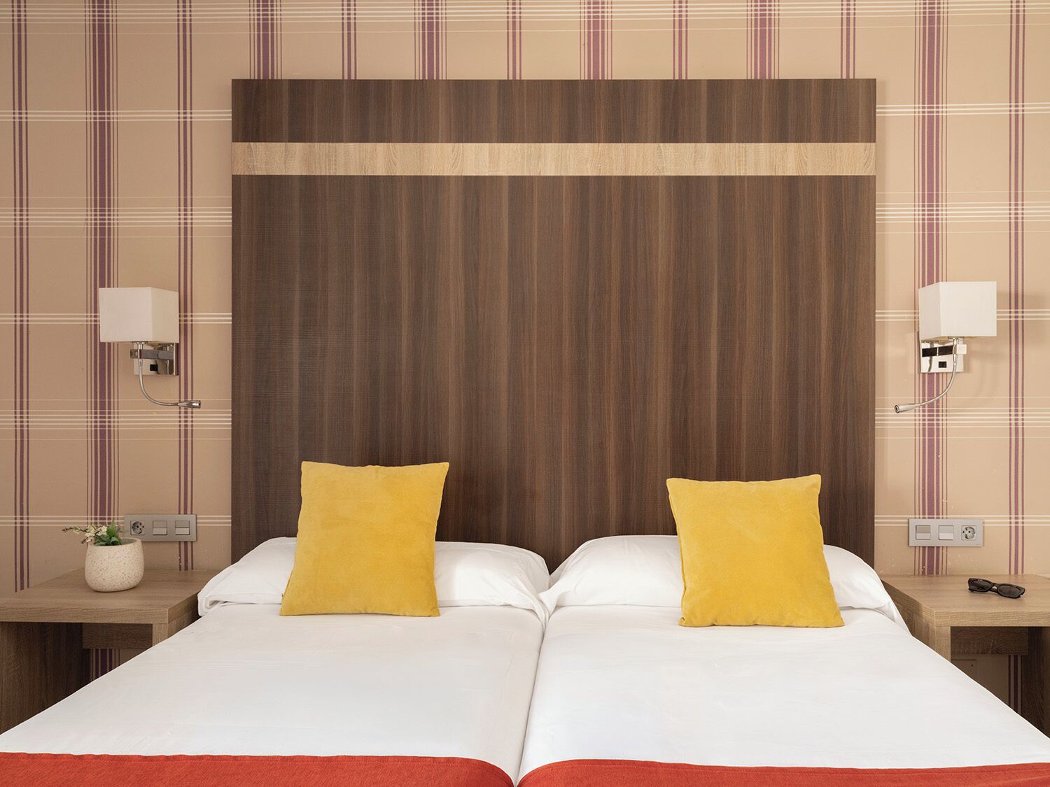 Minibar, desk, soundproofing, WiFi (free)