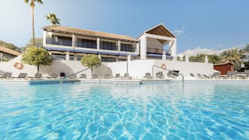 Outdoor pool, pool umbrellas, sun loungers