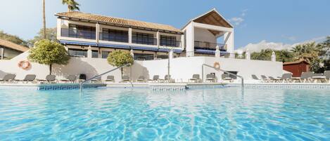 Piscine extérieure, parasols de plage, chaises longues