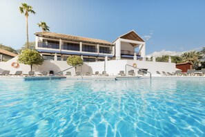 Outdoor pool, pool umbrellas, pool loungers - Hotel Ona Diana Park (Estepona)