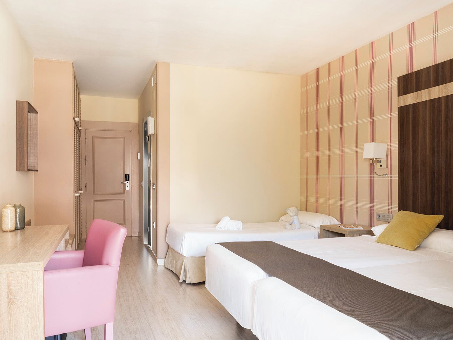 Minibar, desk, soundproofing, WiFi (free)