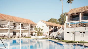 Piscina a l'aire lliure, para-sols i gandules