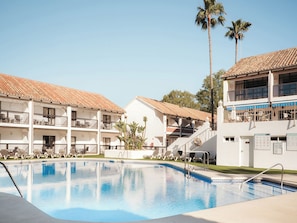 Outdoor pool, pool umbrellas, sun loungers - Hotel Ona Diana Park (Estepona)