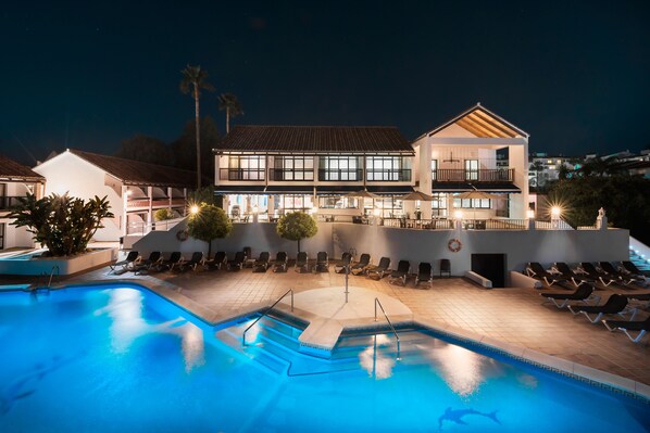 Outdoor pool, pool umbrellas, sun loungers