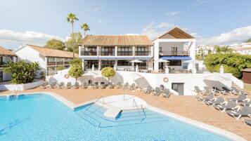 Utomhuspool, parasoller och solstolar