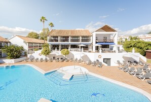 Outdoor pool, pool umbrellas, sun loungers